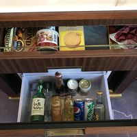 冷蔵庫はバーカウンターの下の引き出し