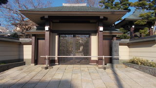 町の東側にあります。