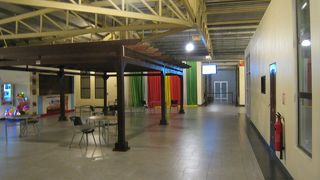 古いがシャトルサービスがあったパラマリボ国際空港