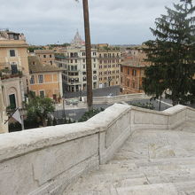 階段の傾斜がきついですが広場や町がが見渡せて