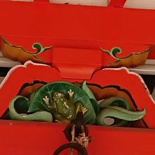 蛙の彫刻がいいですねぇ。