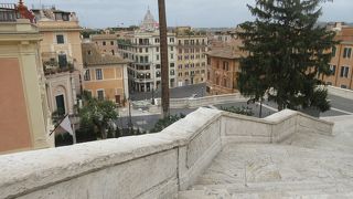 映画で有名になったスペイン階段が人気です