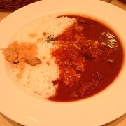 行き交う人を見ながら食事