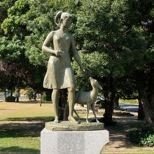 少女と小鹿の像だ