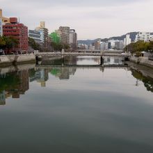 水辺にはオープンカフェは広がる