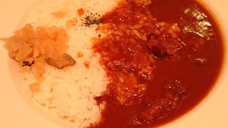 行き交う人を見ながら食事