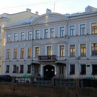 プーシキンの友人が住んでいた建物を改修してホテルにした．