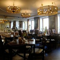 付随のレストラン．朝食は1000ルーブル(2000円)で高め