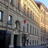 モイカ川の対岸には日本領事館あり．