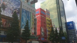 店がひしめき合う