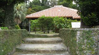 古い沖縄の裕福な家のつくりを観る