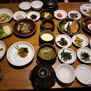 テーブルいっぱいの韓定食