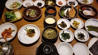 テーブルいっぱいの韓定食