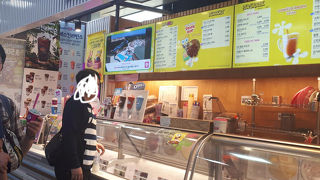 同じカフェが３つもあり。地元民に人気のお粥さんもあり…