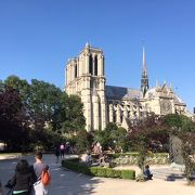 パリのノートルダム大聖堂の対岸の公園