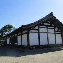 白壁が眩しいです