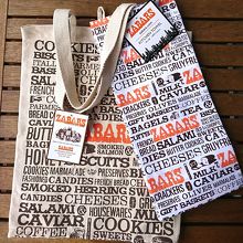 ロゴ入りふきんと丈夫そうな買物バッグ