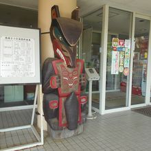 九尾の狐の彫物が出迎える玄関