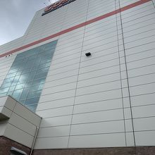 バス停はこのすぐ近くにあります。