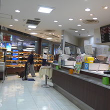 店内の様子　レジ付近