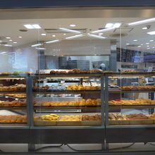 沢山の種類のパンが並んでいます