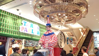 意外にも小さい、「くいだおれ太郎」