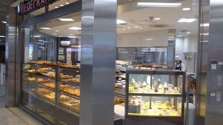 イートインコーナーがありパンを購入後、店内で美味しく頂きました!!