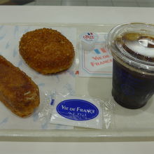 店内で頂くパンとアイスコーヒー