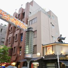 左に公会堂とスターの広場があり