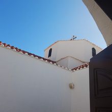 白壁の店や教会が素晴らしい