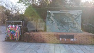 長崎原爆資料館の手前にある像です。
