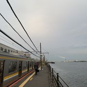 都会の穴場スポット。鶴見つばさ橋が見られるJR鶴見線の駅です。