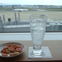 カウンター席でおかきと焼酎ハイボール
