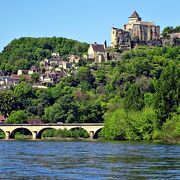 歴史と自然を満喫!　晴れの日のドルドーニュ川クルーズ　Balade en Gabarre sur la Dordogne