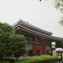 屋根の上に金の鴟尾