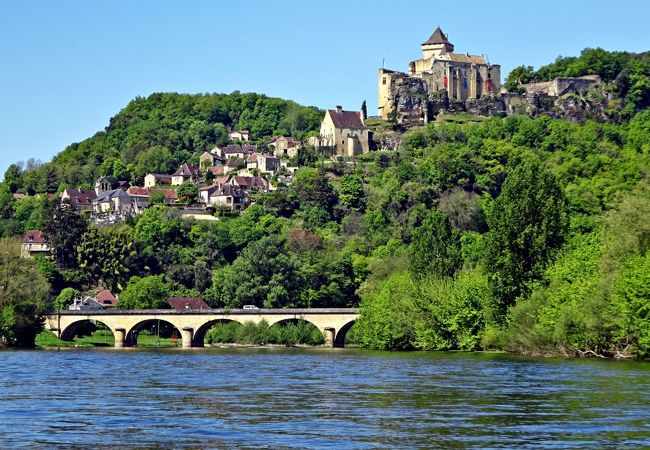 歴史と自然を満喫!　晴れの日のドルドーニュ川クルーズ　Balade en Gabarre sur la Dordogne