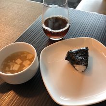 おにぎり、味噌汁、ウーロン茶の風景