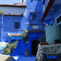 青い街のホテルはやはり青い