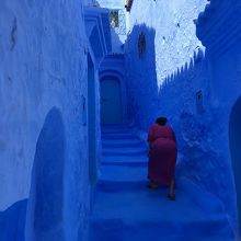 シャウエンの青い建物と赤い服がとても神秘的でした。