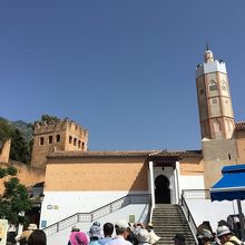 グランド・モスクと並んで建っています。