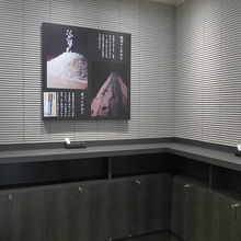 店内の立ち食い席　この裏側に座って食べられるフリースペース