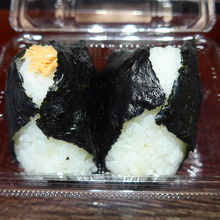 おにぎりは紅鮭とおかかです