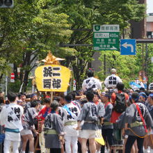 清洲橋通りを行く神輿