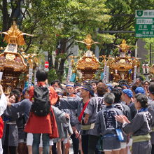 清洲橋通りを行く神輿