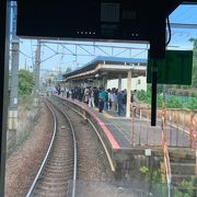 小さな駅ですが、周辺企業の通勤客で朝夕はホームいっぱいに人が居ます。