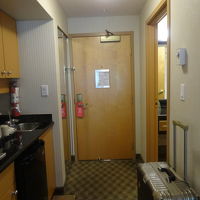 入り口からキッチン、キッチンの向かいがバスルーム