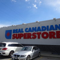 道路を挟んだ斜め向かいに、大型スーパーマーケットがあります。