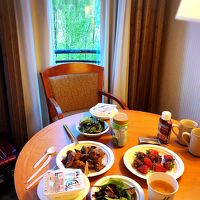 窓際にダイニングテーブル