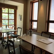 カフェのような店内で女性おひとりさまでも入りやすい