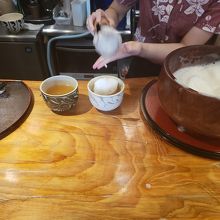 泡立てた後、さんぴん茶の注がれた器に乗せていきます。